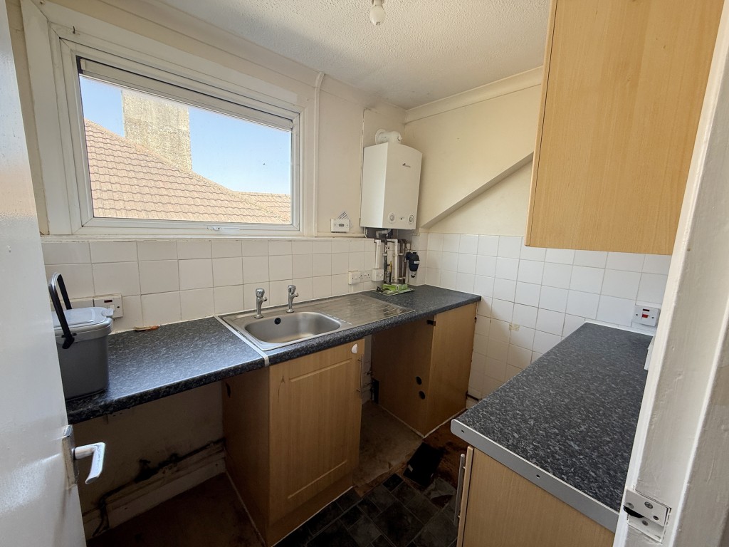 Lot: 155 - FLAT IN NEED OF IMPROVEMENT - Kitchen in Flat in Need of Improvement